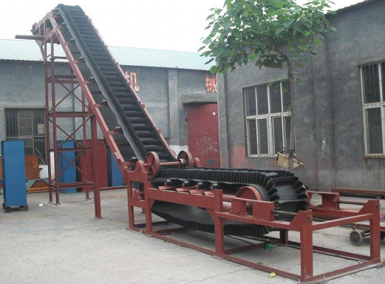 大傾角皮帶輸送機(jī)也稱(chēng)擋邊帶式輸送機(jī)